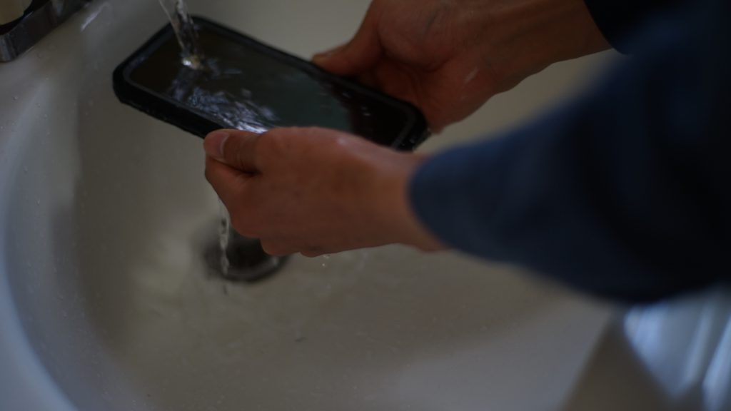 iPhone13ProMax防水ケース水をかける